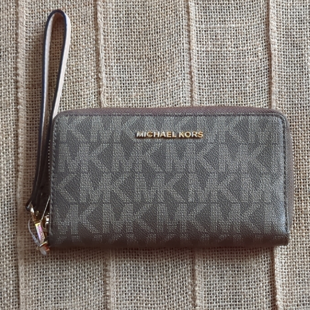 🤎New..Michael Kors Taupe Logo Wristlet with A Phone Pocket..